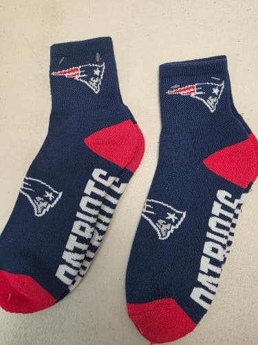 ST32 Mens NFL NEW ENGLAND PATRIOTS LOT of 2 Socks Large 8-13 NEW