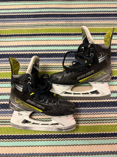 Junior Bauer Vapor X4 Hockey Skates Regular Width Size 2.5 (Used)