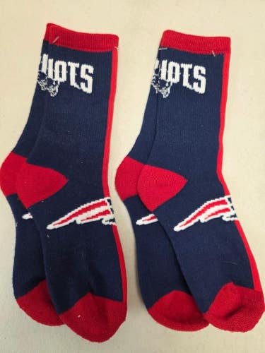 ST21 Mens NFL NEW ENGLAND PATRIOTS LOT of 2 Socks Medium 5-10 NEW