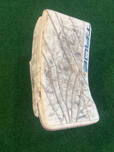 White Senior True Catalyst Px5 Goalie Blocker Regular (Used)