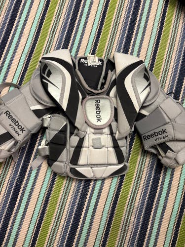 Youth Medium Reebok 6K Goalie Chest Protector (Used)