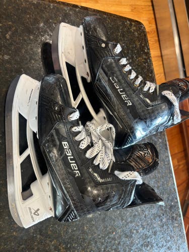 Black 2022 Bauer Supreme Mach Hockey Skates 8.5 (Used)