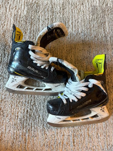 Intermediate Bauer Supreme M4 Hockey Skates Size 4 (Used)