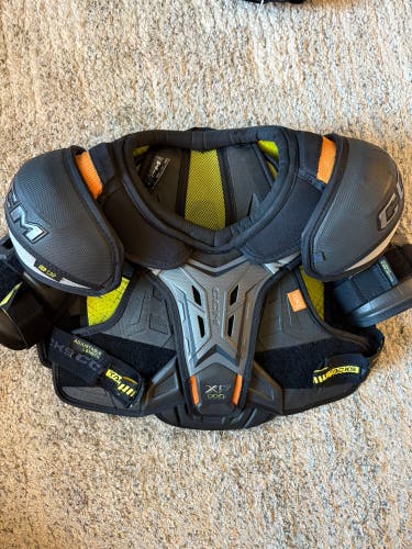 Medium Junior CCM Tacks XF Pro Shoulder Pads (Used)