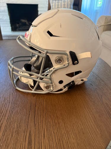 White Youth Medium Riddell SpeedFlex Helmet (Used)