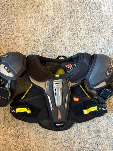 Medium Junior CCM Tacks AS-V Shoulder Pads (Used)