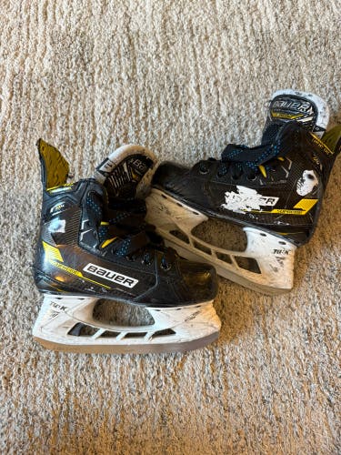 Junior Bauer Supreme M4 Hockey Skates Regular Width Size 1.5 (Used)