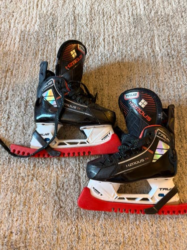 Junior True HZRDUS 7x Hockey Skates Regular Width Size 1.5 (Used)