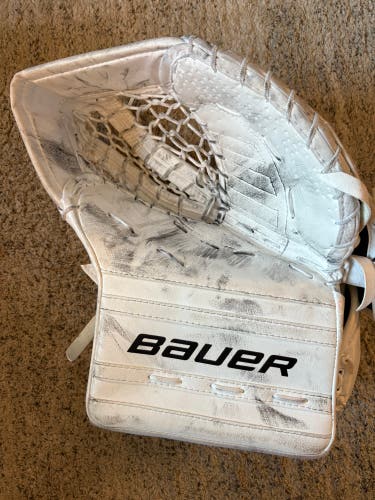 White Intermediate Bauer GSX Goalie Glove Regular (Used)