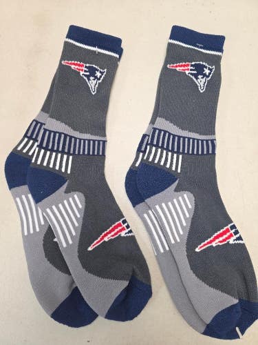 ST48 Mens NFL NEW ENGLAND PATRIOTS LOT of 2 Socks Large 8-13 NEW