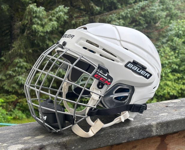 White Medium Bauer 5100 Hockey Helmet w/CCM FM580 Facemask (Like New)