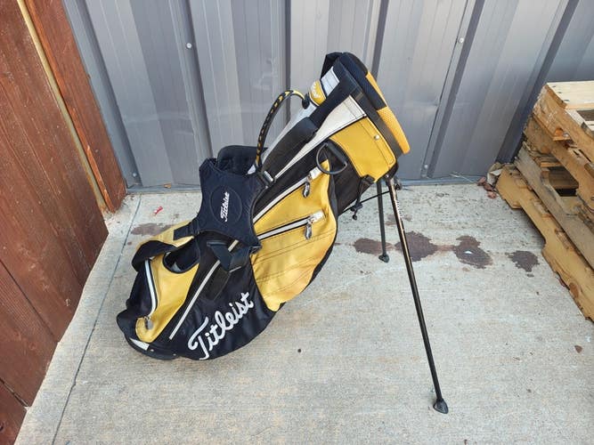 Titleist 2 Way Divider Lightweight Dual Strap Stand Bag Black/Yellow