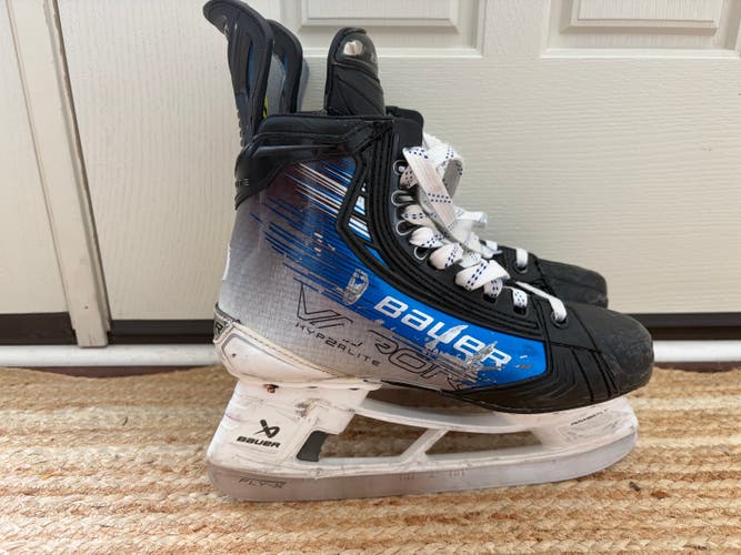Blue 2023 Bauer Vapor Hyperlite 2 Hockey Skates Narrow Width Pro Stock Size 5.5 (Used)