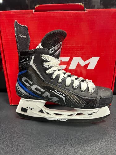 CCM Ccm tacks classic Hockey Skates Extra Wide Width Size 5.5 (Used)
