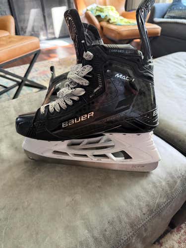 Black Bauer Supreme Mach Hockey Skates Regular Width 10.5 (Used)