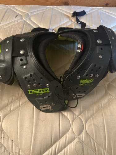 Small Youth Schutt DS Flex Shoulder Pads (Used)