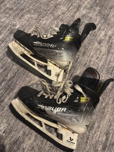 Black 2023 Bauer Vapor Hyperlite 2 Hockey Skates Regular Width 7.5 (Used)