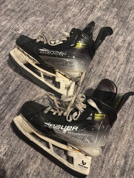 Black 2023 Bauer Vapor Hyperlite 2 Hockey Skates Regular Width 7.5 (Used)