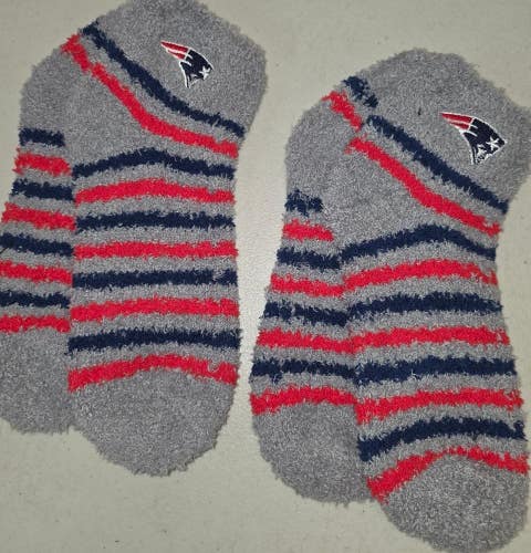 ST74 Mens NFL NEW ENGLAND PATRIOTS LOT of 2 Pair Socks Medium 5-10 NEW