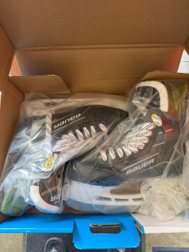 2024 Bauer Supreme M30 Hockey Skates Regular Width 8 (New)