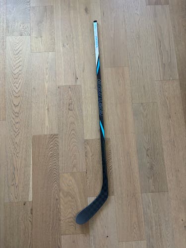 Junior Bauer Nexus Tracer Right Handed Hockey Stick P28 50 Flex (New)