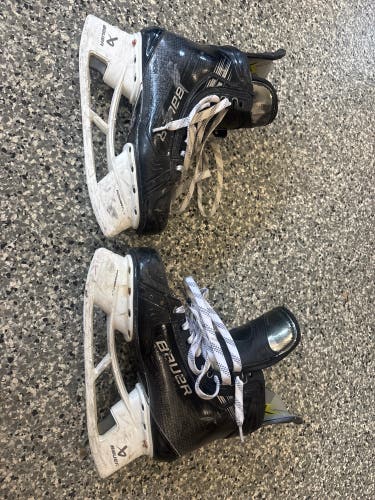 Black/Gray 2023 Bauer Vapor Hyperlite 2 Hockey Skates Regular Width 8.5 (Used)