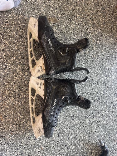 Black 2022 Bauer Supreme Mach Hockey Skates 8.5 (Used)