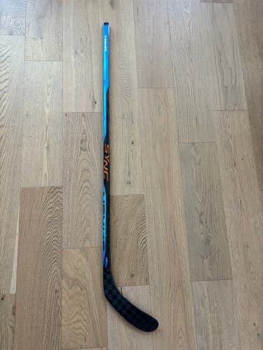 Junior Bauer Nexus Sync Right Handed Hockey Stick P28 50 Flex