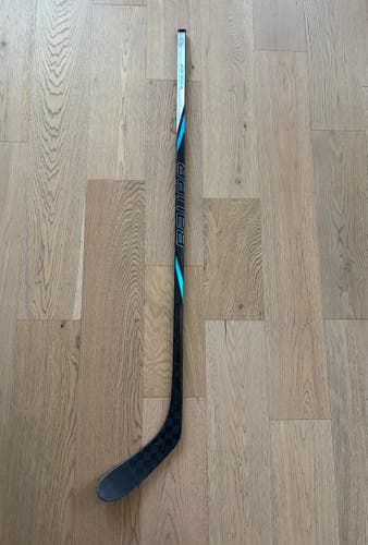 Junior Bauer Nexus Tracer Right Handed Hockey Stick P28 50 Flex