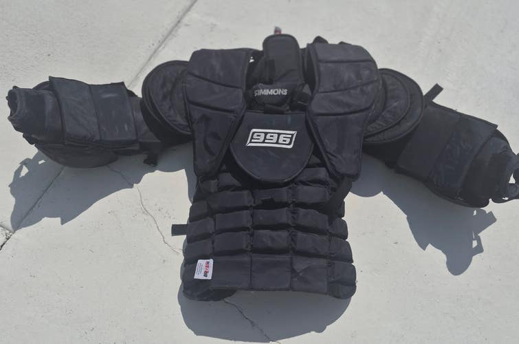 Medium Simmons 996 Goalie Chest Protector (Used)