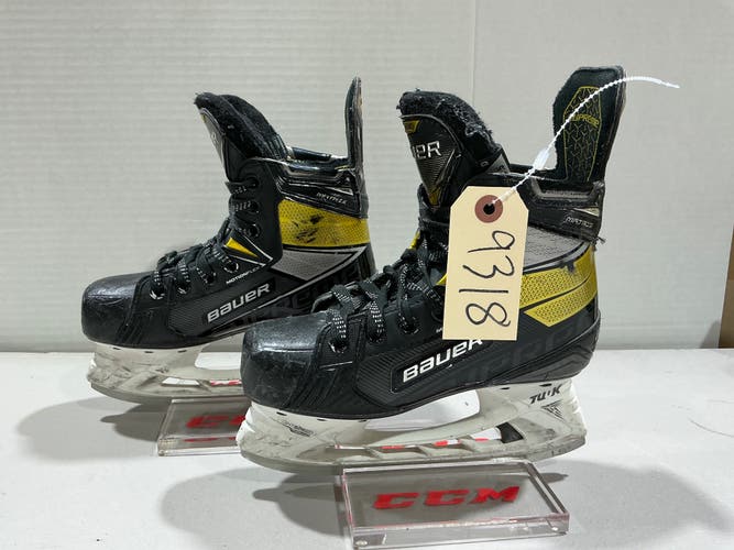 Junior Bauer Supreme Matrix Hockey Skates Regular Width Size 1.5 (Used) 9318