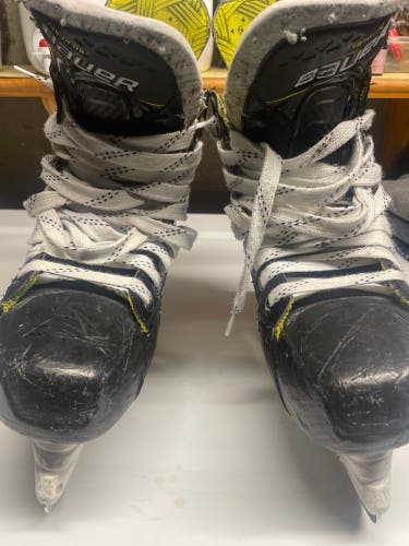 Black 2024 Bauer Supreme M30 Hockey Skates Regular Width 9.5 (Used)
