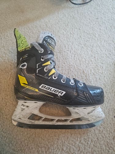 Black/Yellow Bauer Supreme M4 Hockey Skates Regular Width Size 3.5 (Used)