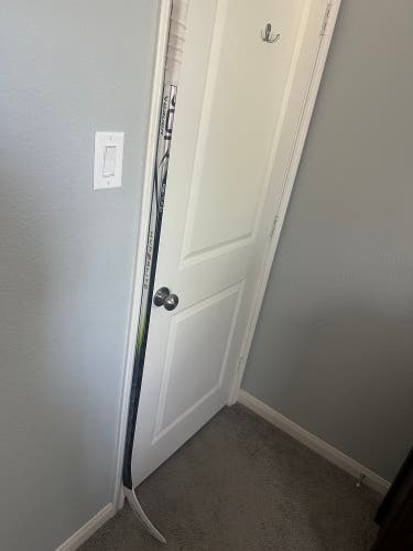 Senior Bauer Vapor Hyperlite 2 Right Handed Hockey Stick P88 77 Flex (Used)