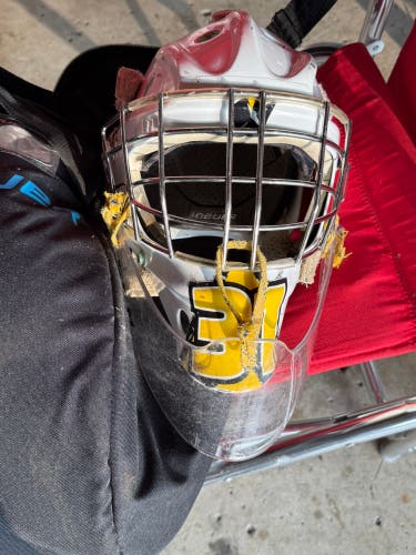 Intermediate Medium Bauer 940 Goalie Mask (Used)