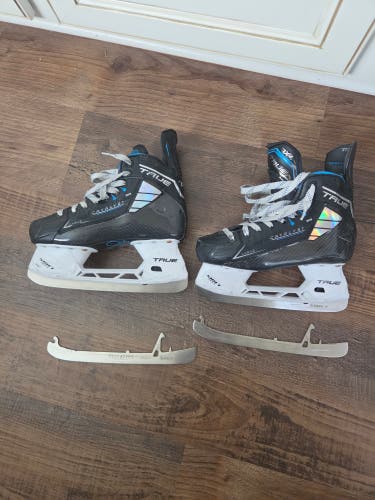 True Catalyst 7x4 Hockey Skates Regular Width 6.5 (Used) with extra blades