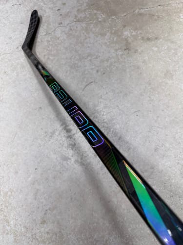 82 Flex P28M Senior Bauer Tracer Right Hand Hockey Stick Pro Stock (Used)