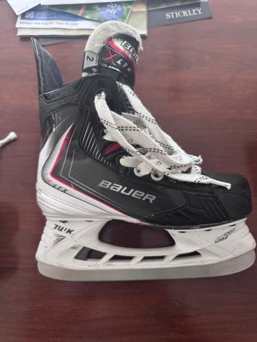 Black/White 2025 Bauer Vapor XLTX Hockey Skates Regular Width Size 2 (Used)