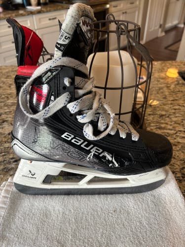 Black 2023 Bauer Vapor X5 Pro Hockey Skates Size 5.5 (Used)