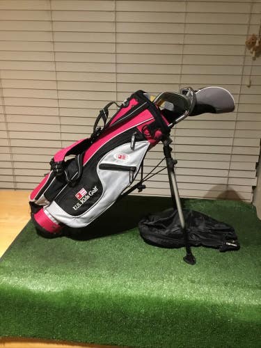 USKG Juniors WT-25u Set (3 FW Driver, 7i, PW, Putter) UL42 & Stand Bag