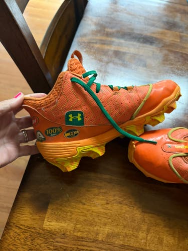 Unisex Size M 6.0 (W 7.0) Under Armour (Used)