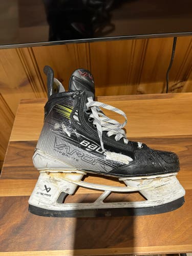 2023 Bauer Vapor Hyperlite 2 Hockey Skates 10 (Used)