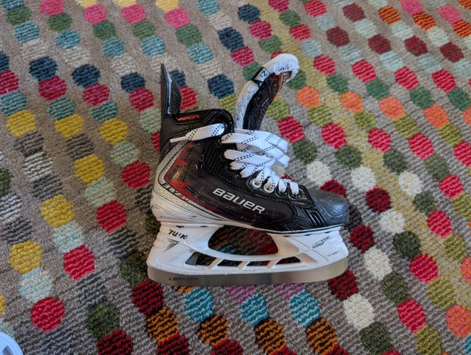 2025 Bauer Vapor Fly40 Hockey Skates Regular Width Size 2.5 (Used)