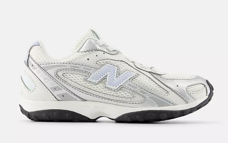 White Unisex 3Y (Big Kids / Youth) Youth New Balance 204L Bungee Lace Shoes (New)
