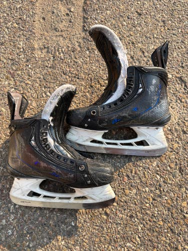 Intermediate Bauer Vapor Hyperlite Hockey Skates Regular Width Size 4.5 (Used)