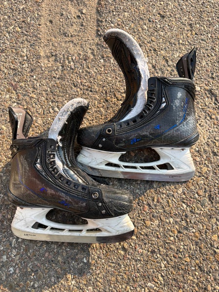 Intermediate Bauer Vapor Hyperlite Hockey Skates Regular Width Size 4.5 (Used)