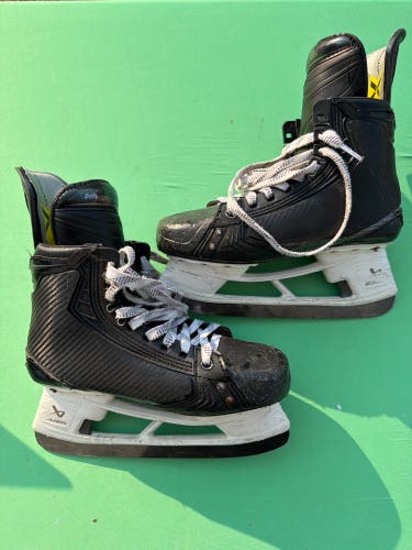 Intermediate Bauer Vapor Hyperlite 2 Hockey Skates Regular Width 6.5 (Used)
