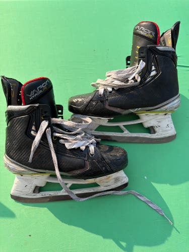 Intermediate Bauer Vapor Hyperlite Hockey Skates Size 5.5 (Used)