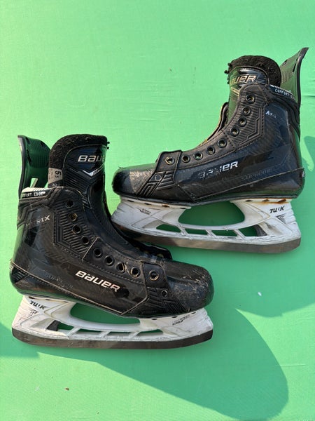 Intermediate Bauer S22 Supreme Matrix (SMU) Hockey Skates Regular Width Size 5.5 (Used)