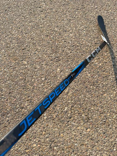 Junior CCM JetSpeed FT7 Pro Hockey Stick Right Handed P28 40 Flex (Used)